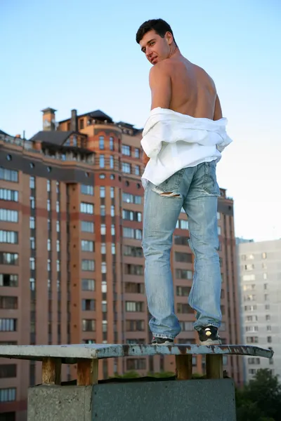 Uomo sul tetto — Foto Stock