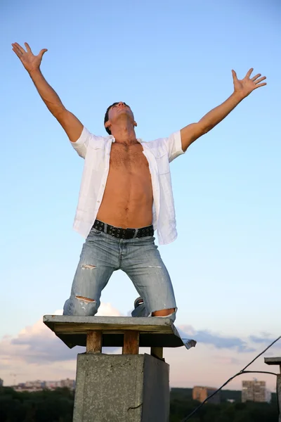 Mann auf dem Dach mit den erhobenen Händen — Stockfoto