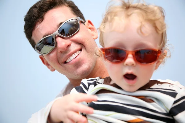Батько з дитиною в сонцезахисних окулярах — стокове фото