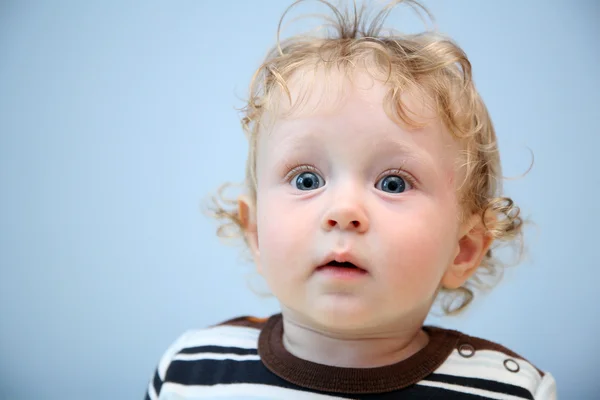 Criança com os olhos largamente abertos — Fotografia de Stock