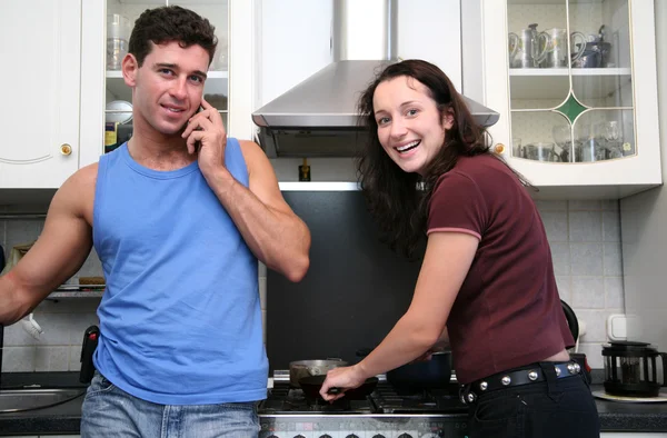 Homme avec la femme sur la cuisine — Photo