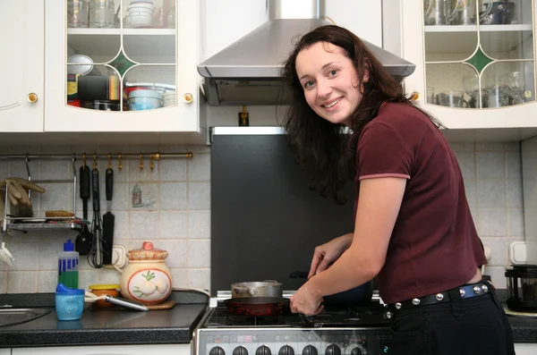 Vrouw op de keuken — Stockfoto