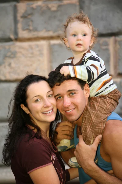 Karın ve çocuğun omuzlarına kocasıyla — Stok fotoğraf