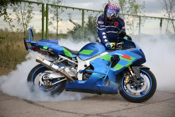 Motociclista y la motocicleta — Foto de Stock