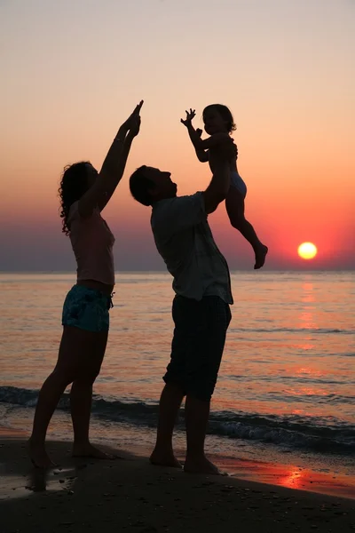 与女儿和祖父在日落到岸上的木乃伊 — 图库照片