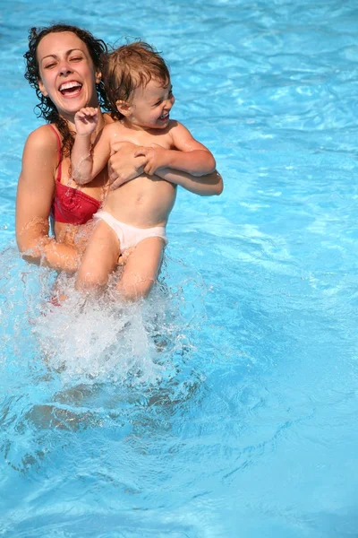 在游泳池玩耍的小女儿和妈妈 — 图库照片