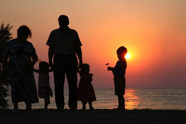 Farfar med mormor och barnen mot bakgrund av solen — Stockfoto