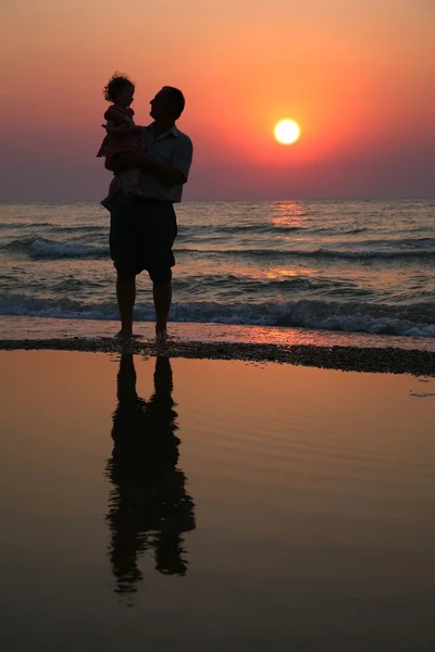 Dedesi günbatımı arka planı, denizdeki çocuk — Stok fotoğraf