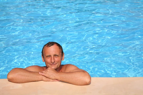Man op het bord zwembad — Stockfoto