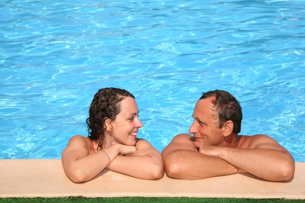 Femme et homme au bord de la piscine — Photo