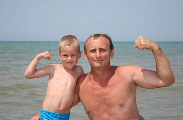 Dědeček a vnuk show bicepses — Stock fotografie