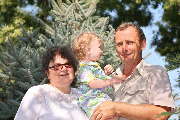 Grootvader en grootmoeder met kleindochter — Stockfoto