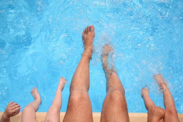 Pernas na piscina — Fotografia de Stock