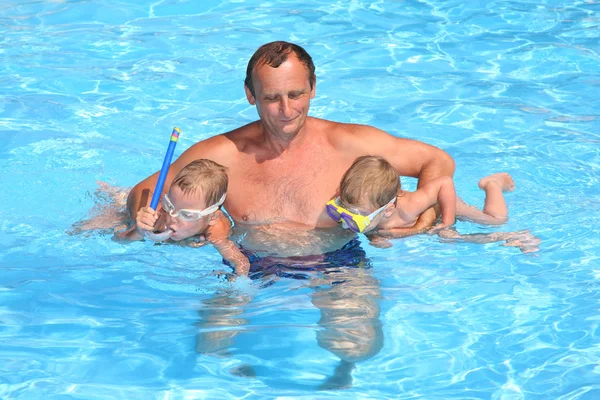 Sénior na piscina com crianças — Fotografia de Stock