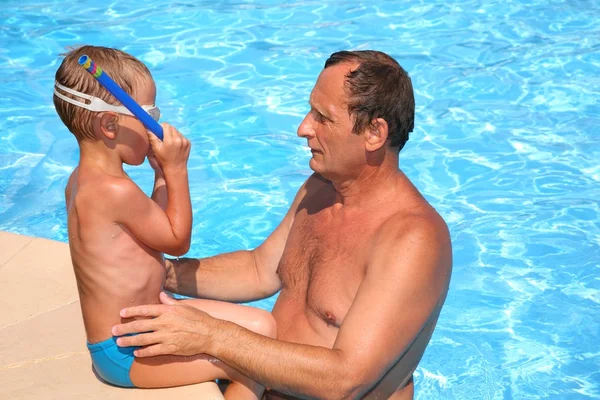 Дедушка и внук в бассейне — стоковое фото