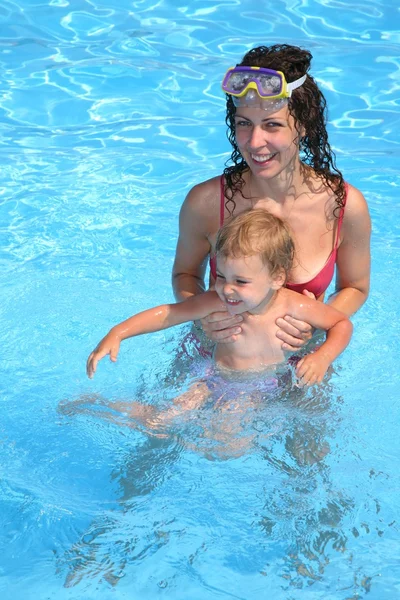 Máma a syn v bazénu — Stock fotografie