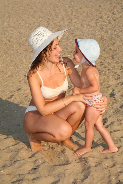 Mama met een dochter op zand — Stockfoto