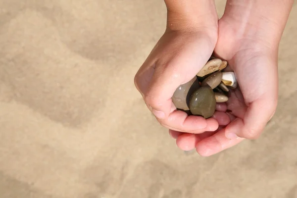 Las piedras en las manos de la muchacha — Foto de Stock