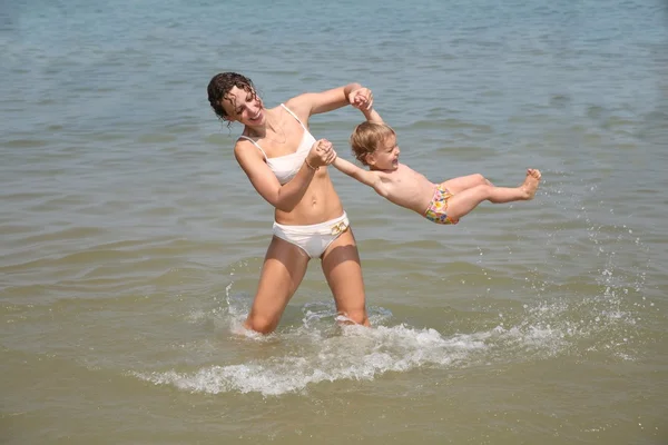 Мама и дочь хорошо проведут время в море. — стоковое фото