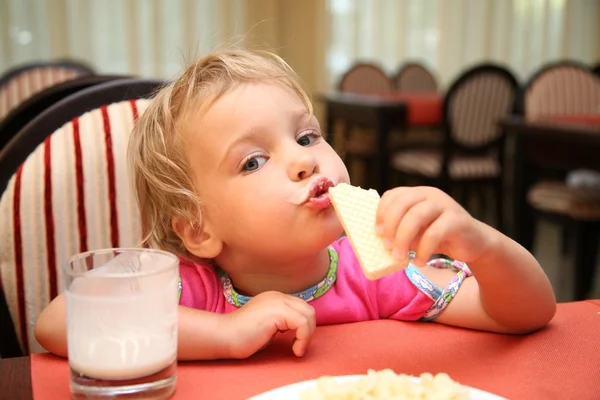 A menina come no restaurante — Fotografia de Stock