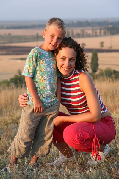 Porträtt av mamma och son på natur — Stockfoto