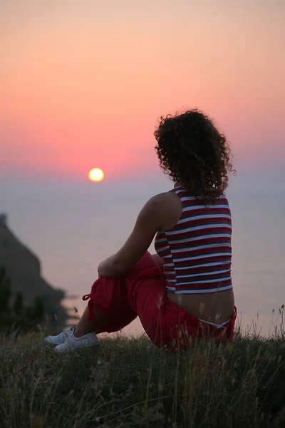 Η γυναίκα που εξετάζει ένα ηλιοβασίλεμα — Φωτογραφία Αρχείου