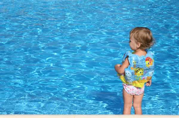 Dívka stojí kolem bazénu — Stock fotografie