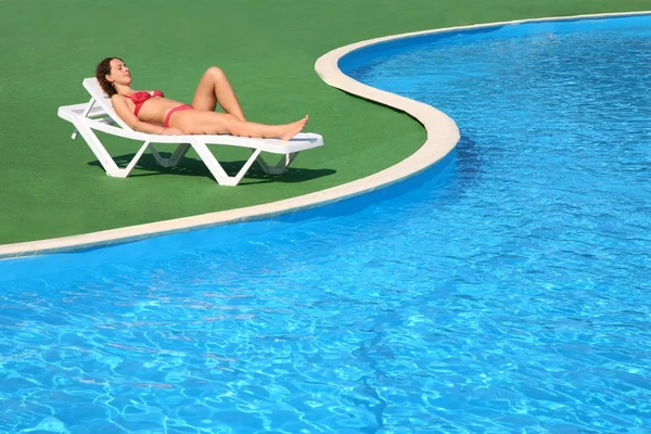 De vrouw heeft een rust over pool — Stockfoto