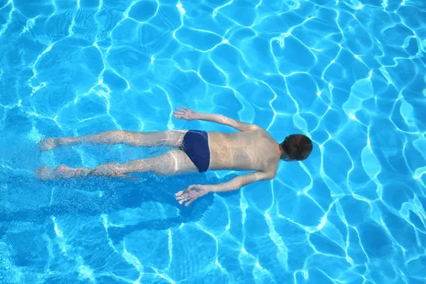 Muž plave pod vodou — Stock fotografie