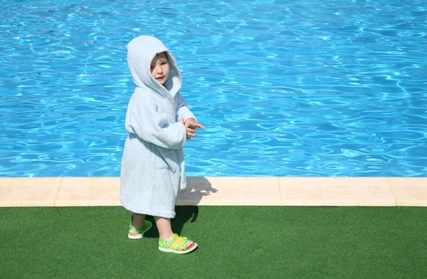 El niño en una bata sobre la piscina — Foto de Stock