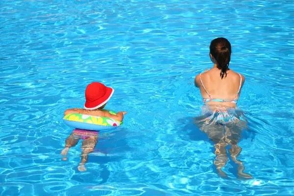 Μαμά και κόρη πλωτήρα στην πισίνα — Φωτογραφία Αρχείου