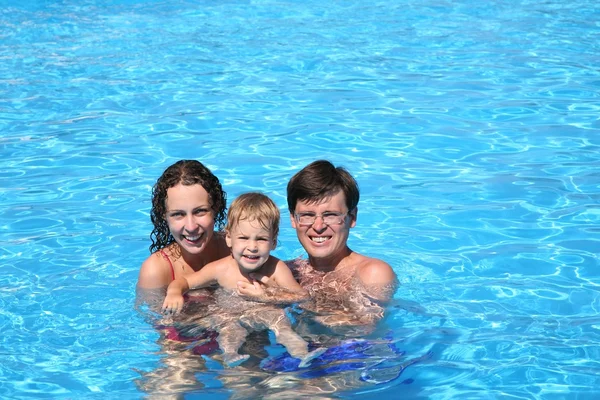Mum the daddy and a daughter in pool — Stock Photo, Image