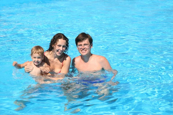 Mamma il papà e una figlia bagnano la piscina — Foto Stock