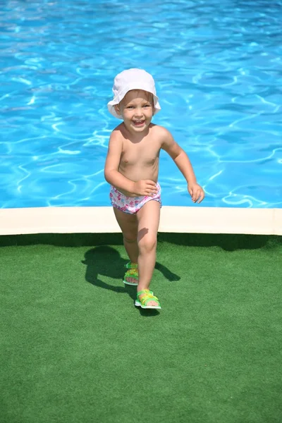 Дівчина йде з басейну — стокове фото