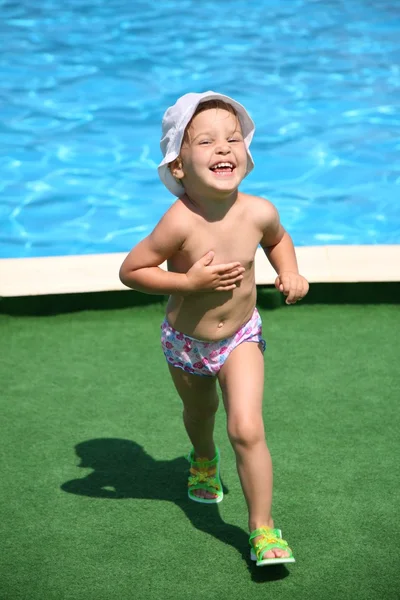 Flickan går om pool — Stockfoto