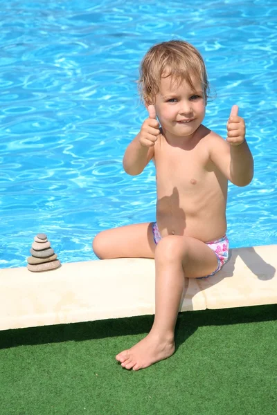 La chica ha construido una figura de piedras sobre la piscina — Foto de Stock