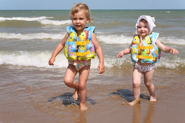 Systrarna lämnar havet — Stockfoto