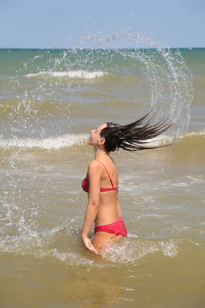 Женщина поднимает голову в воде — стоковое фото