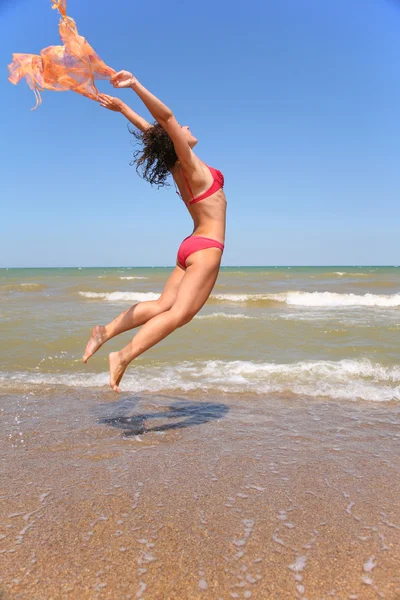 Женщина прыгает с шарфом . — стоковое фото