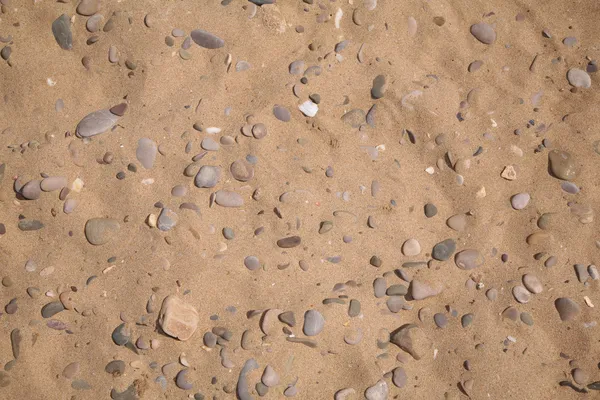Песок с камнями . — стоковое фото