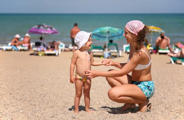 Mor och barn på en strand. — Stockfoto