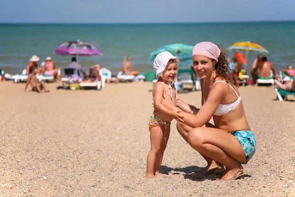 Moeder en het kind op een strand — Stockfoto