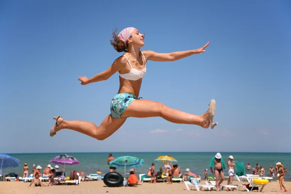 女子跳上海滩. — 图库照片