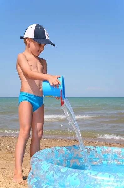 Der Junge spielt am Strand. — Stockfoto