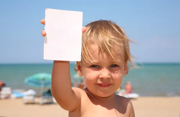 Ребенок держит бумагу. . — стоковое фото