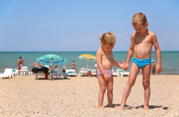 Dzieci należy rozważyć piasku. — Zdjęcie stockowe
