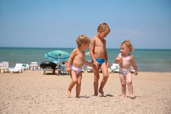 Children on the shore of the sea — Stock Photo, Image