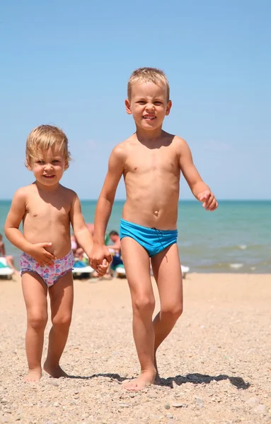 Bambini sulla riva — Foto Stock