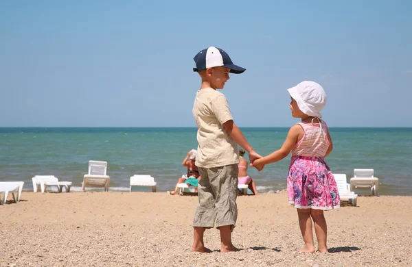 Παιδιά στην παραλία — Φωτογραφία Αρχείου