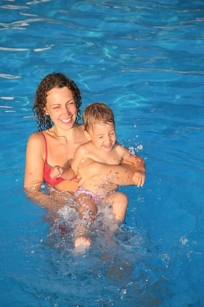 Matka s dítětem ve vodě 2 — Stock fotografie